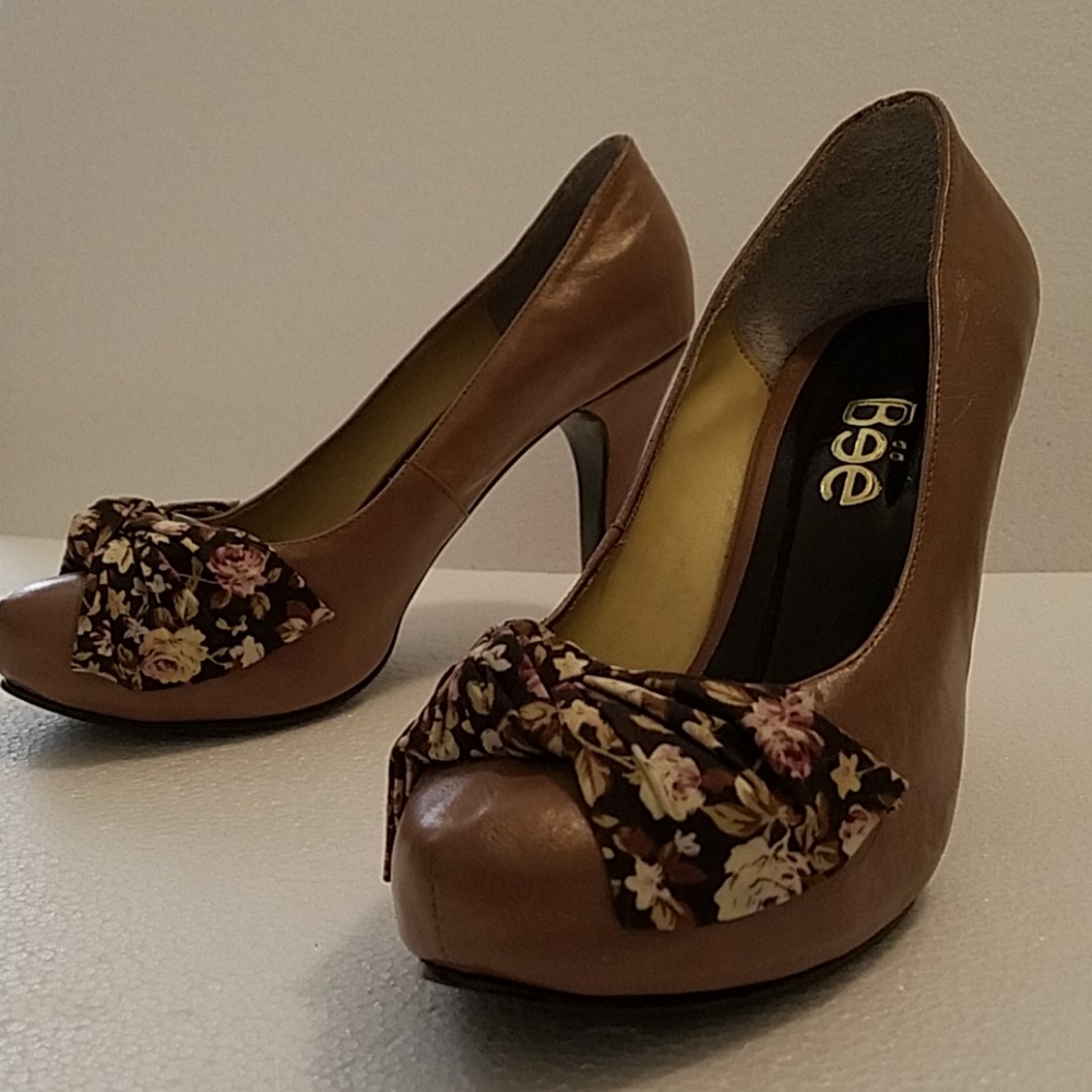 Bëe Vintage Tan Brown Heels size 7